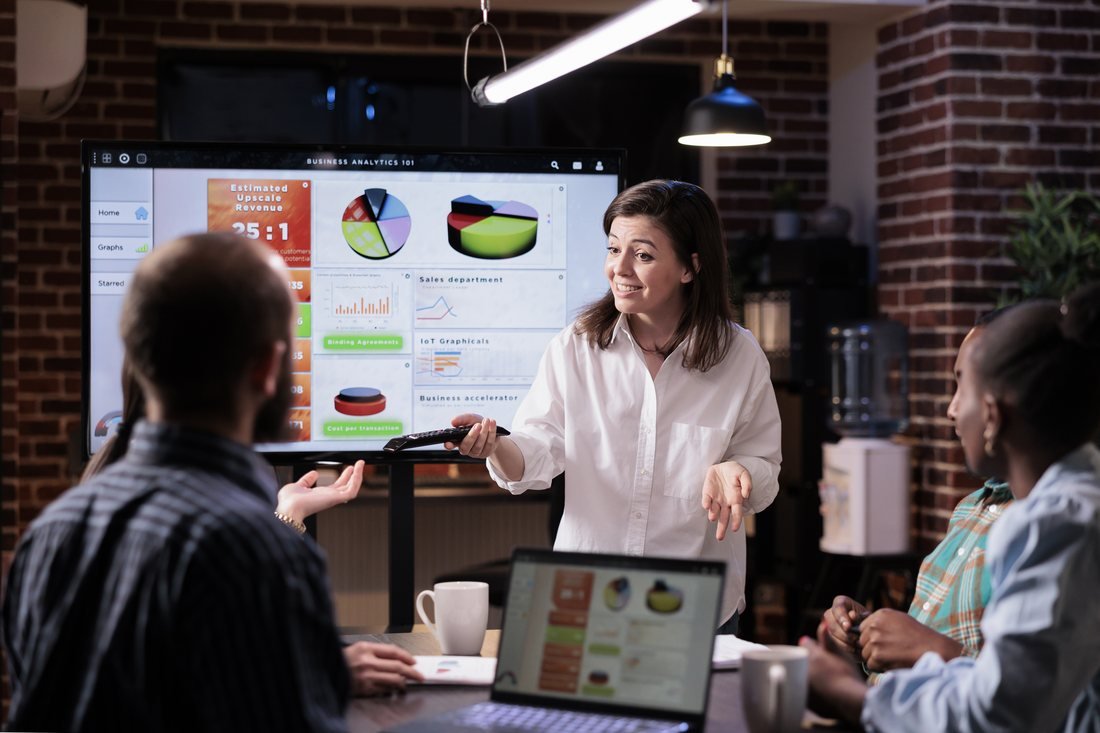 Dart strategist walking a public-company team through investor analytics